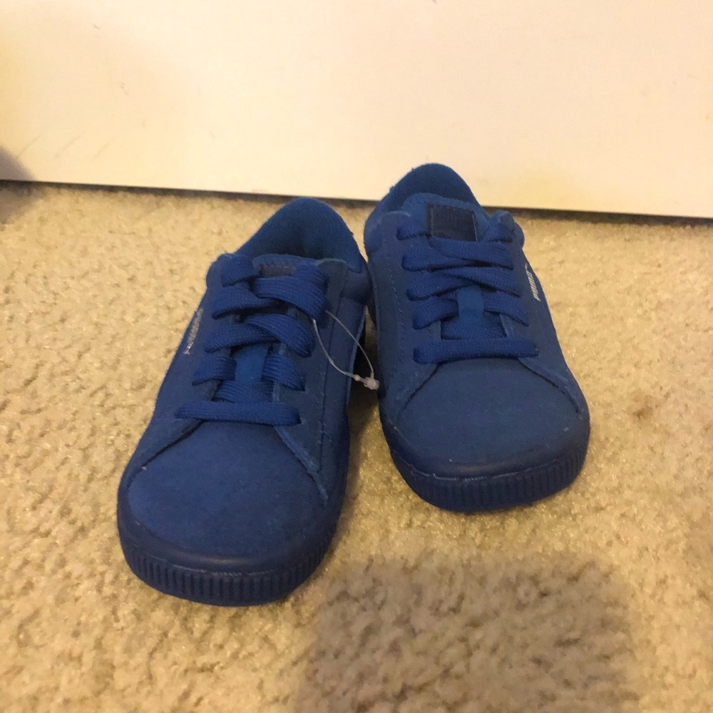 Blue puma tennis shoe